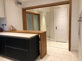 Una cocina moderna con encimera de madera y armarios negros.