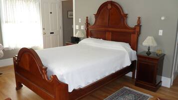 2 bedrooms, laptop workspace, blackout curtains, soundproofing