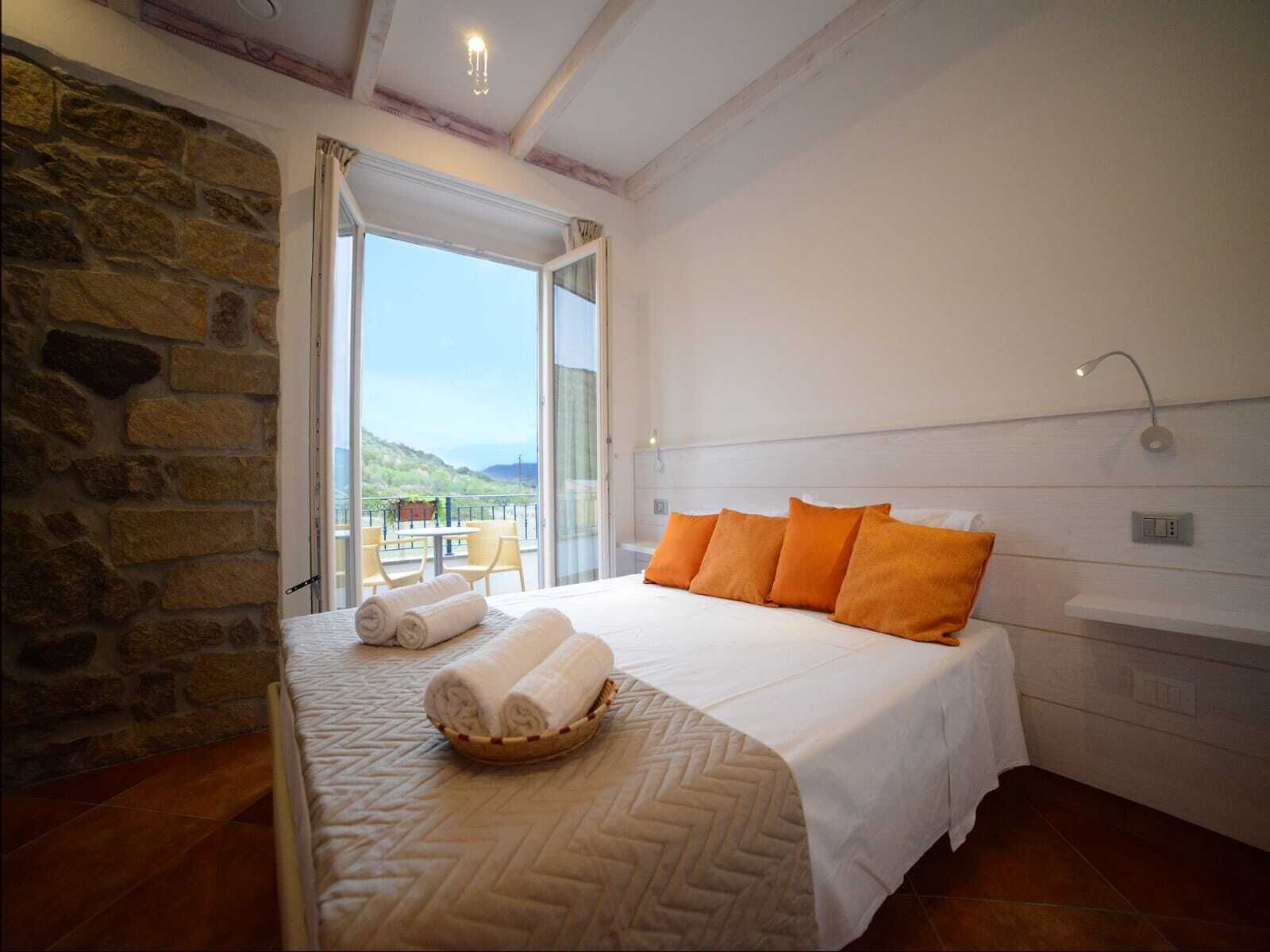 Habitación Confort doble | Ropa de cama de alta calidad, colchones con acolchado adicional, minibar