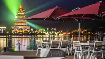 2 nhà hàng, phục vụ bữa sáng, bữa trưa, món ăn mang phong cách quốc tế