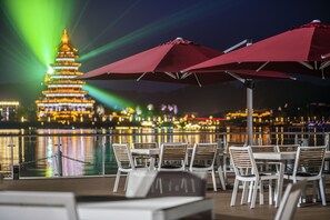 2 restaurants, breakfast, lunch, dinner served; international cuisine