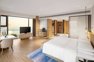 Studio, 1 King Bed | Premium bedding, down comforters, in-room safe, desk