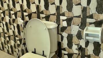 Kamar Double Standar, asrama campuran, akses difabel, Boleh Merokok | Kamar mandi | Shower pijat air, perlengkapan mandi gratis,  dan pengering rambut