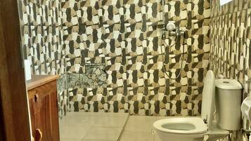 Shower pijat air, perlengkapan mandi gratis, dan pengering rambut