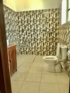 Douche hydromassante, articles de toilette gratuits, sĂšche-cheveux