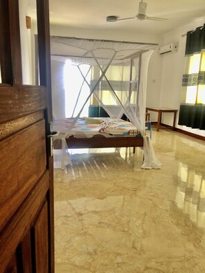 水力按摩花灑、免費梳洗用品、風筒、浴袍