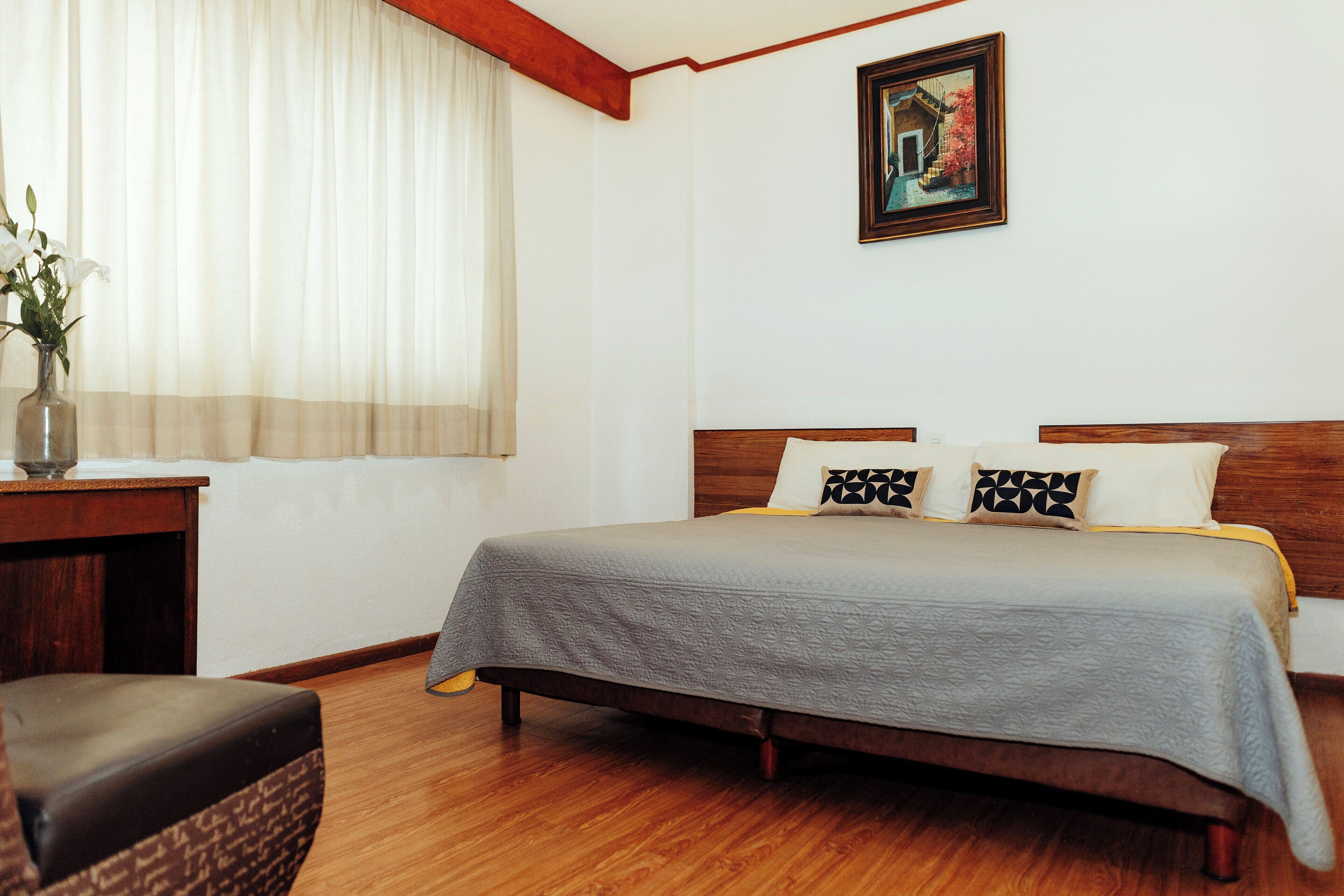 Habitación comfort con cama King, sin aire acondicionado | Wifi gratis y ropa de cama 
