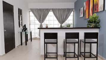Penthouse Confort | Área de sala de estar | Smart TV de 32 pulgadas con canales digitales, televisión y Netflix