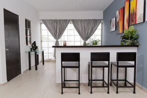 Penthouse Confort | Área de sala de estar | Smart TV de 32 pulgadas con canales digitales, televisión y Netflix