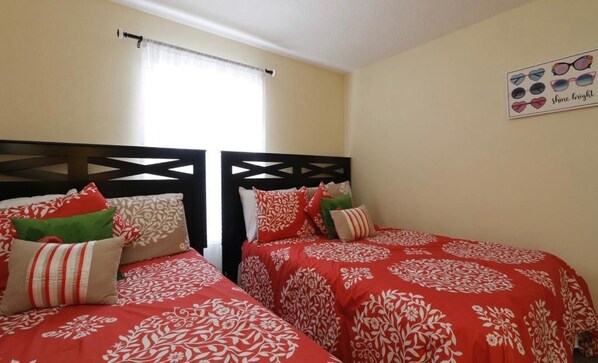 Family Room | In-room safe, free WiFi - Paradise Home near Disney (Kissimmee)