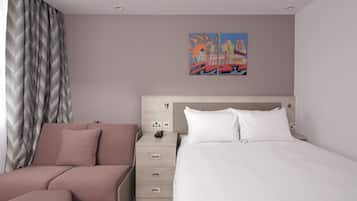 Une chambre d’hôtel moderne, équipée d’un lit, d’un canapé, d’une table de chevet et d’un tableau au mur.