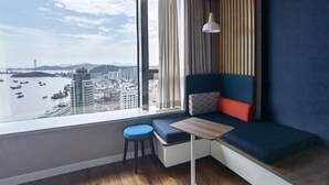 A corner seating area with a view of a cityscape and water. - Holiday Inn Express Zhoushan Dinghai by IHG (Zhoushan)