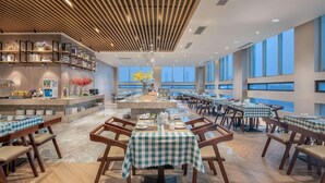 Un comedor amplio con techos altos, ventanas grandes y un diseño de interiores moderno.