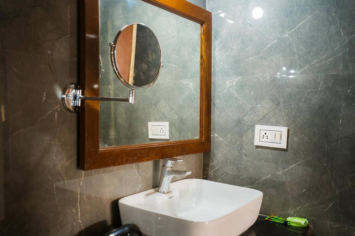 Ducha, artículos de tocador gratuitos, toallas