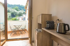 Tweepersoonskamer (Street room) | Woonruimte | Een 32-inch plasmatelevisie met kabelzenders en televisie