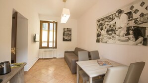 Double Room (Street room) | Living area | 32-inch plasma TV with cable channels, TV - Casa d'Amare (Sorrento)
