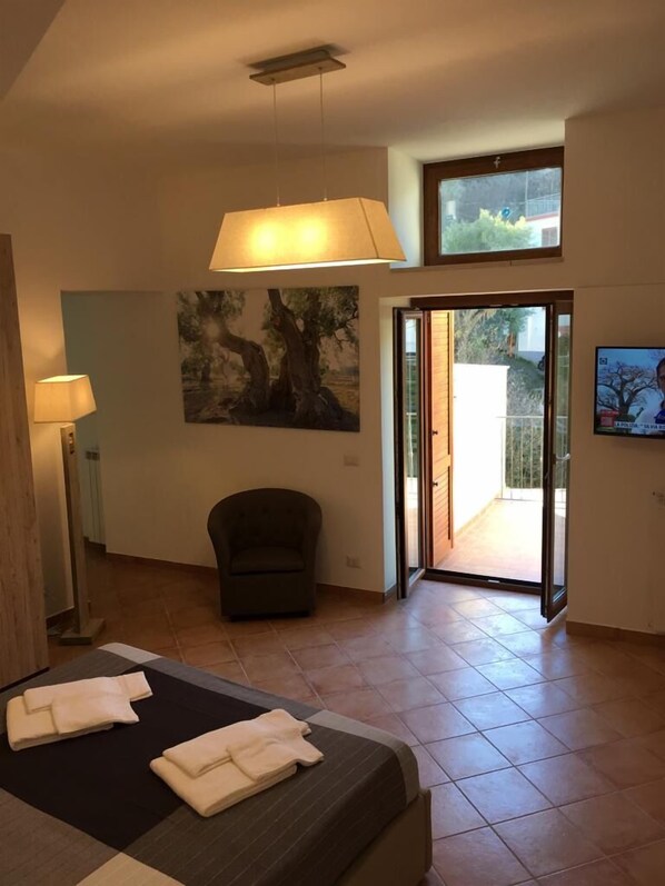 Tweepersoonskamer (White) | Een bureau, geluiddichte muren, gratis wifi