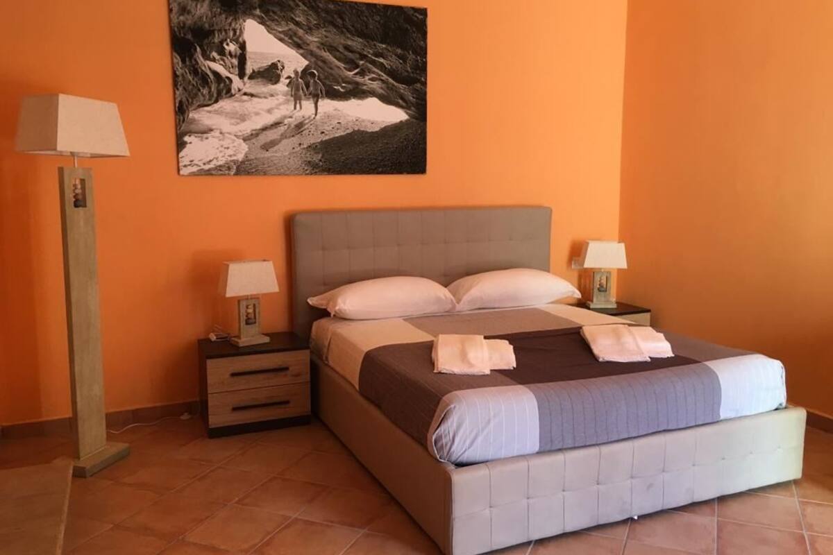 Doppelzimmer (Orange) | Schreibtisch, schallisolierte Zimmer, kostenloses WLAN