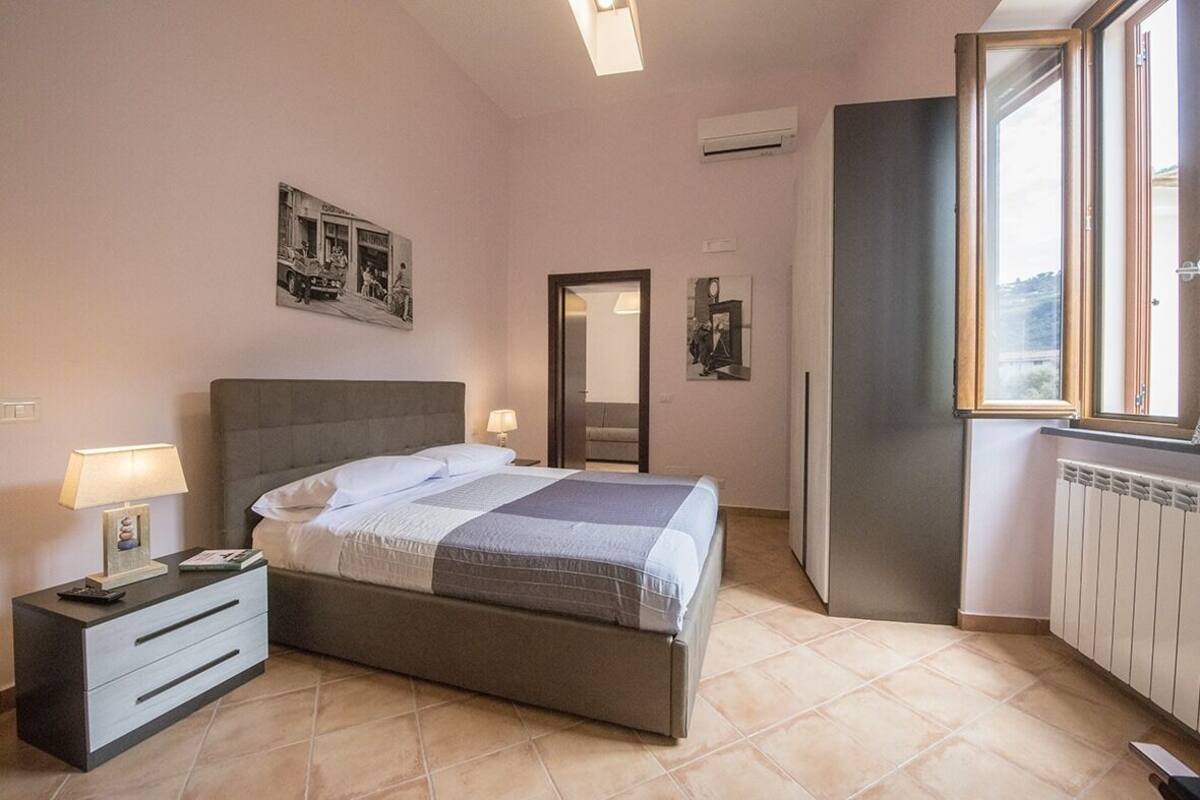 Doppelzimmer (Street room) | Schreibtisch, schallisolierte Zimmer, kostenloses WLAN