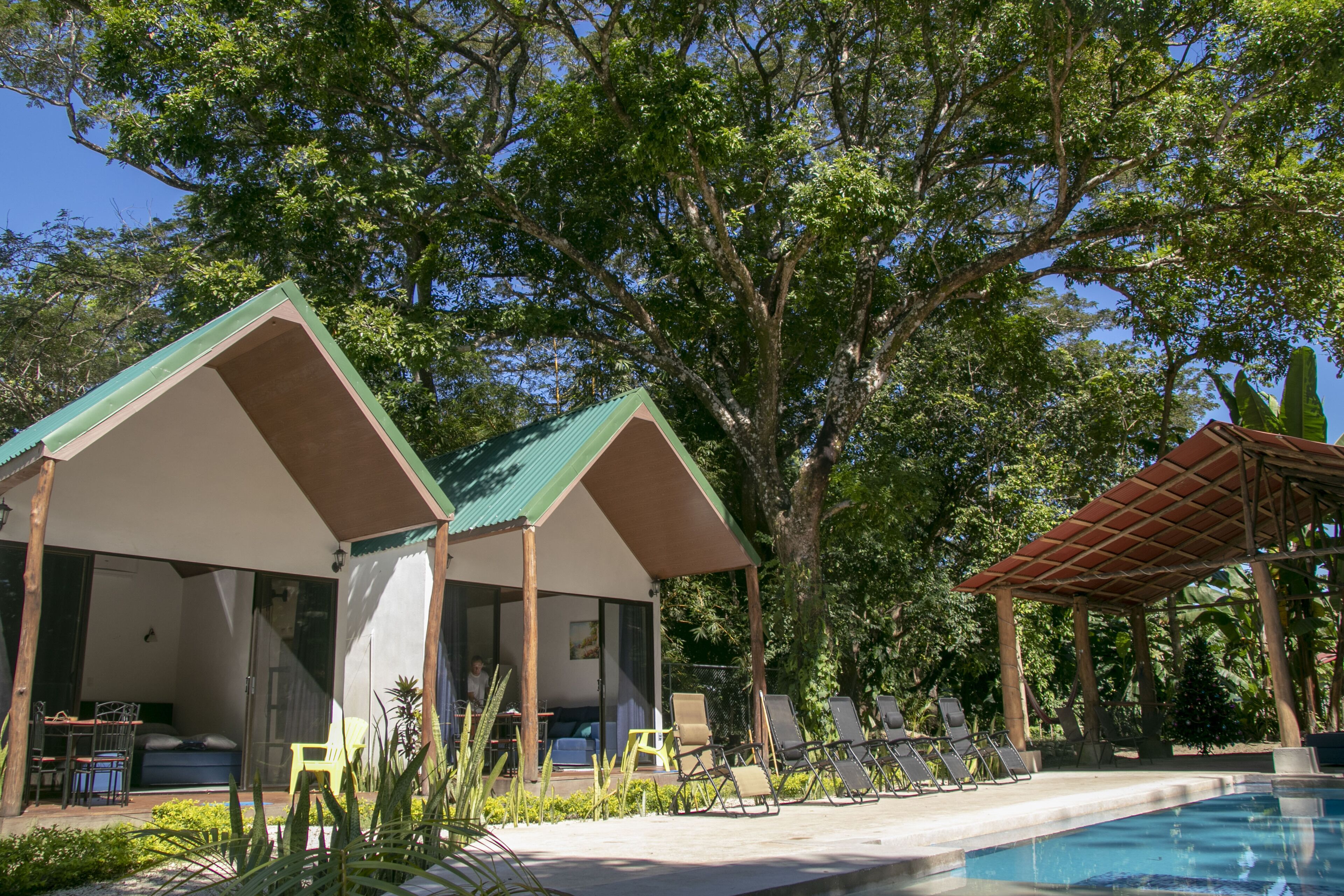 Piscine extérieure, cabanons gratuits, chaises longues