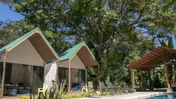 Piscine extérieure, cabanons gratuits, chaises longues