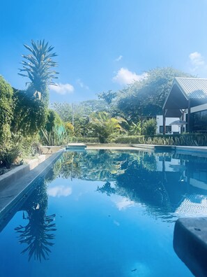 Outdoor pool, free pool cabanas, pool loungers - Villas Cabuya Beach & Forest (Cóbano)
