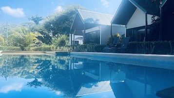 Piscine extérieure, cabanons gratuits, chaises longues