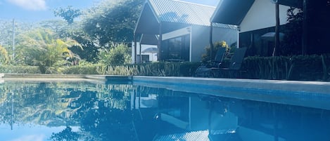 Alberca al aire libre, camas balinesas gratuitas y camastros