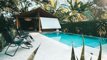 Outdoor pool, free cabanas, sun loungers