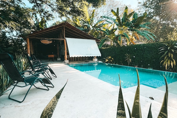 Outdoor pool, free cabanas, sun loungers