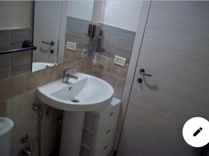 Dusche, Regendusche, Haartrockner, Handtücher