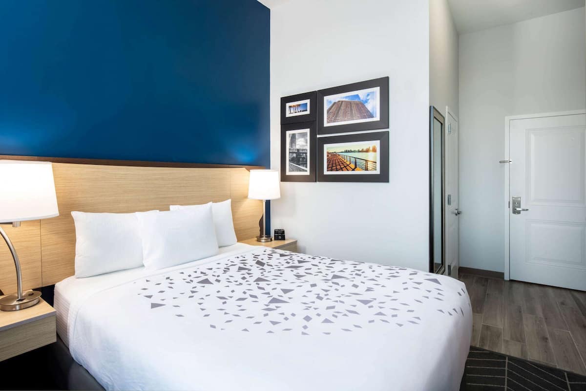 Room, 1 Queen Bed, Non Smoking | Blackout drapes, soundproofing, iron/ironing board, free WiFi