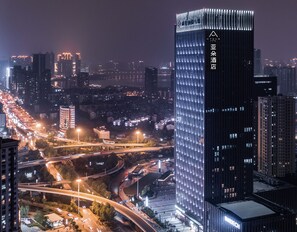 住宿正面 - 傍晚/夜晚