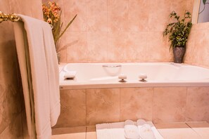 ハネムーン スイート | バスルーム | シャワー、バスアメニティ (無料)、タオル、石鹸