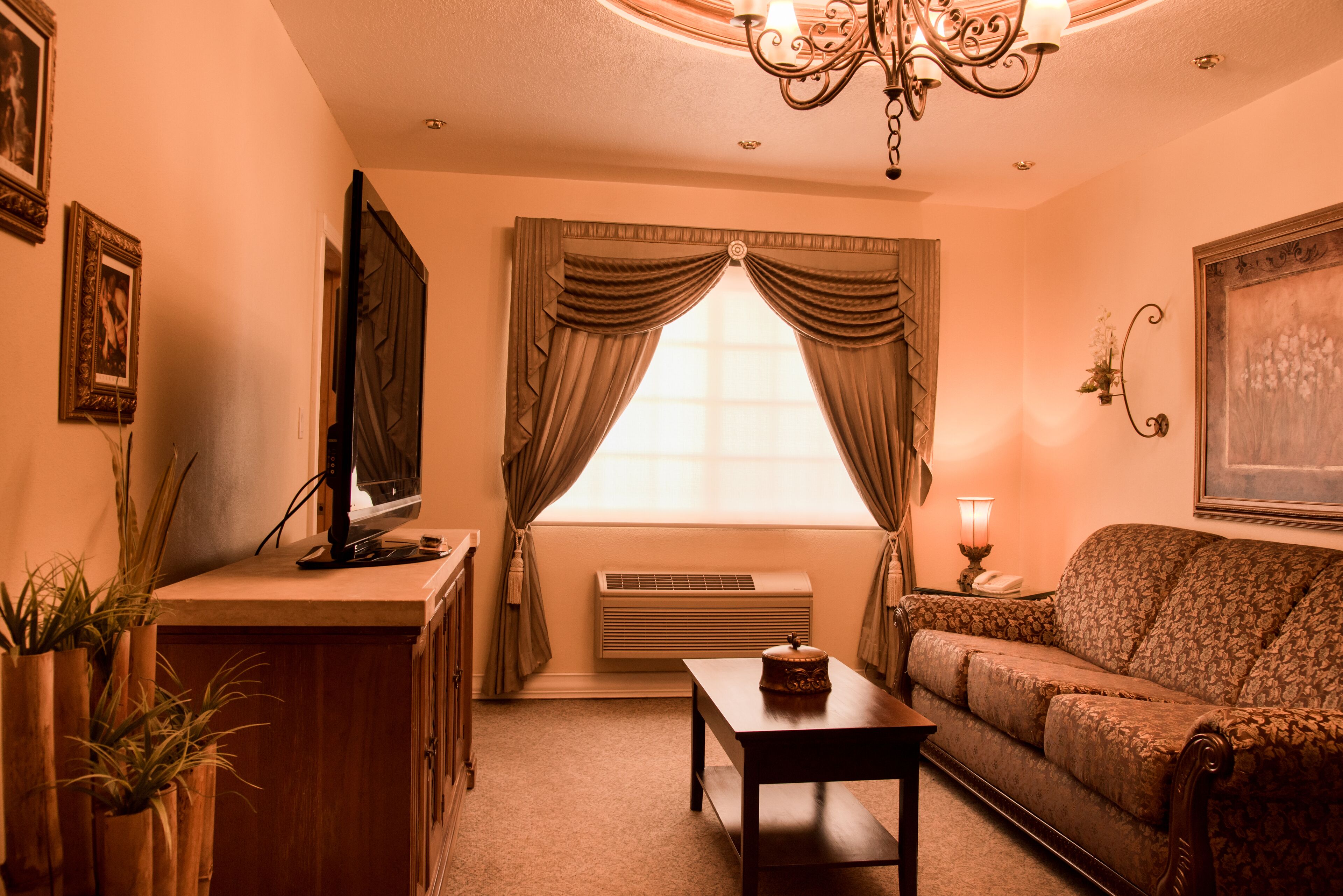 honeymoon suite | living room | flat-screen tv