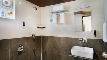 Shower, rainfall showerhead, free toiletries, bidet