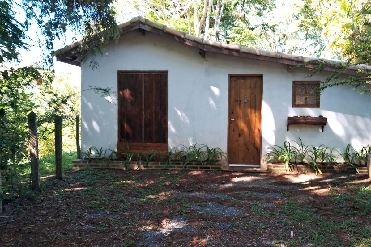 Il s’agit d’un petit bâtiment d’un seul étage, à l’extérieur blanc et doté d’un toit recouvert de tuiles. On y trouve deux portes en bois et une petite fenêtre. Le bâtiment est entouré de verdure et d’arbres.