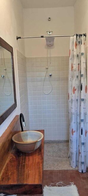 Suíte Azul | Bathroom | Shower, towels - Chalé na Montanha (Cunha)