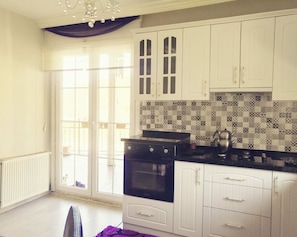 Villa | Private kitchen | Full-size fridge, oven, dishwasher, electric kettle - ILKNUR&MUHAMMET in yeri (Rize)