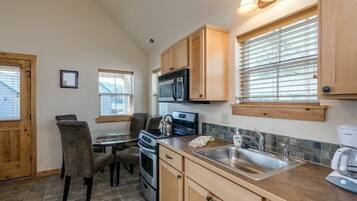 Stovetop, cookware/dishes/utensils