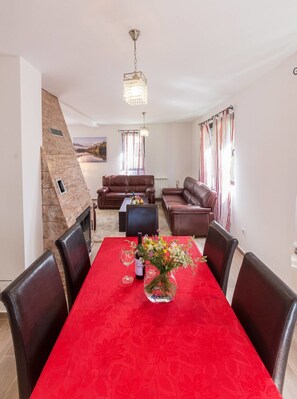 In-room dining - Villa SOA (Razvršje)