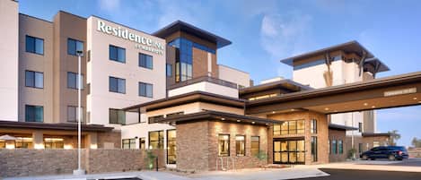 Un hotel moderno con un letrero que dice claramente "Residence Inn by Marriott".