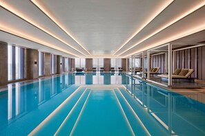 Una piscina cubierta