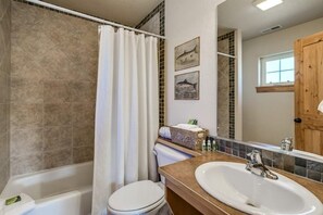 House | Bathroom - Coast A While (Sandpoint)