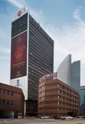 Un edificio de hotel moderno con un anuncio llamativo de LG en la fachada.