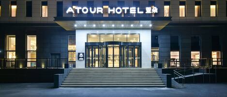 Fachada de la propiedad por la tarde o noche