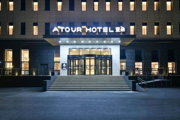 住宿正面 (夜晚)