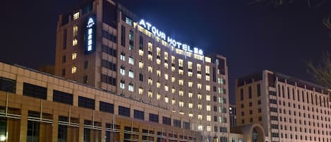 Fachada de la propiedad por la tarde o noche