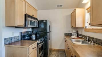 Stovetop, cookware/dishes/utensils