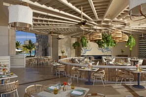 Der serveres aftensmad og franske retter